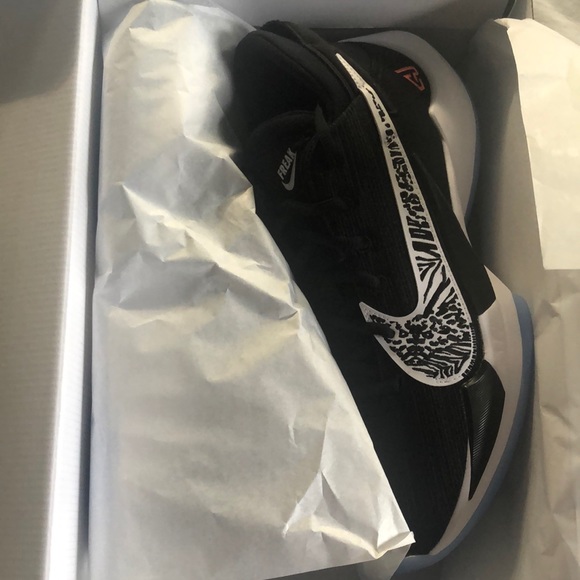 NWT IN BOX NIKE GIANNIS ZOOM FREAK Boys 5.5. - Picture 2 of 6